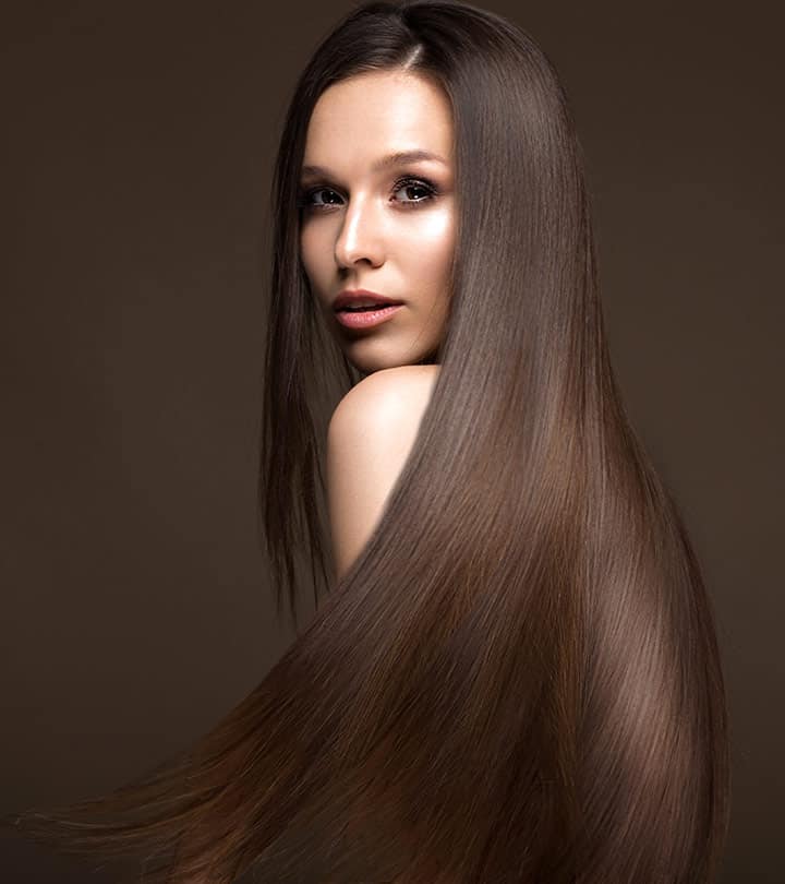 Zdjęcie przedstawiające kobietę, ujęcie z boku w planie amerykańskim z długimi, lśniącymi włosami w kolorze ciemnego brązu, które są gładkie i proste po zabiegu nanoplastii. 