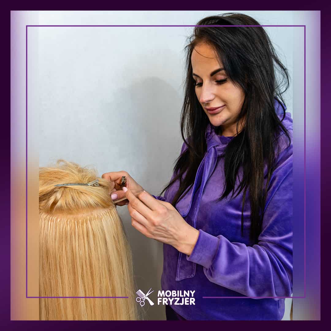 Na zdjęciu widzimy Mobilnego Fryzjera – Kingę Bancerz w trakcie wykonywania usługi przedłużania włosów metodą keratynową. 