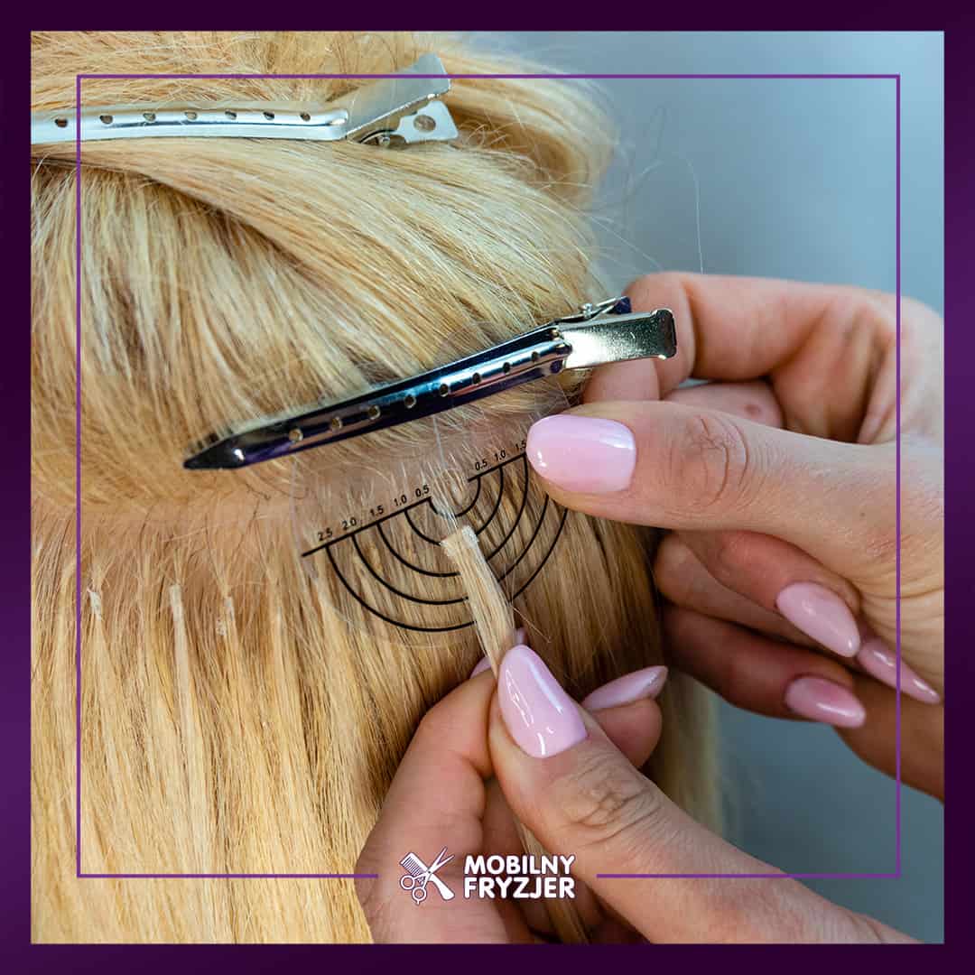 Na zdjęciu widoczna jest grubość pasemka włosów po doczepieniu do nich naturalnego kosmyka włosów do przedłużania, podczas zabiegu przedłużania włosów metodą keratynową.