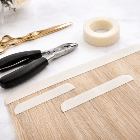 Na zdjęciu przedstawione są pasma włosów przygotowane do przedłużenia metodą na biotaśmy.