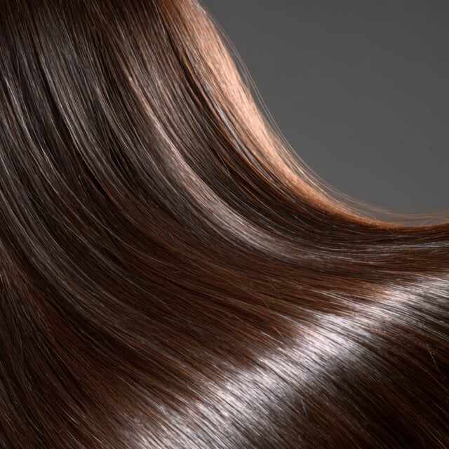 Na zdjęciu przedstawione są zdrowe, lśniące włosy po regeneracji.