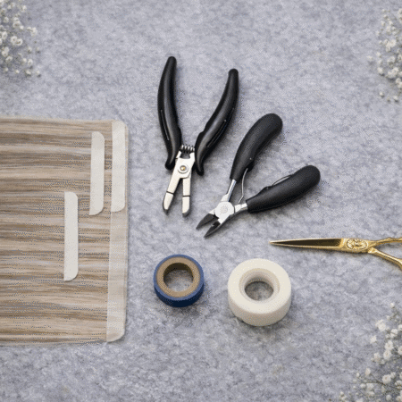 Na zdjęciu są przedstawione narzędzia do wykonywania przedłużania włosów metodą na biotaśmy.