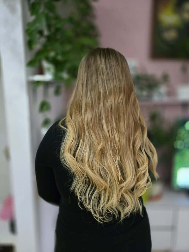 Długie włosy rozjaśnione z ciemnego brązu na ciepły piaskowy blond — dekoloryzacja i koloryzacja z dojazdem, Warszawa